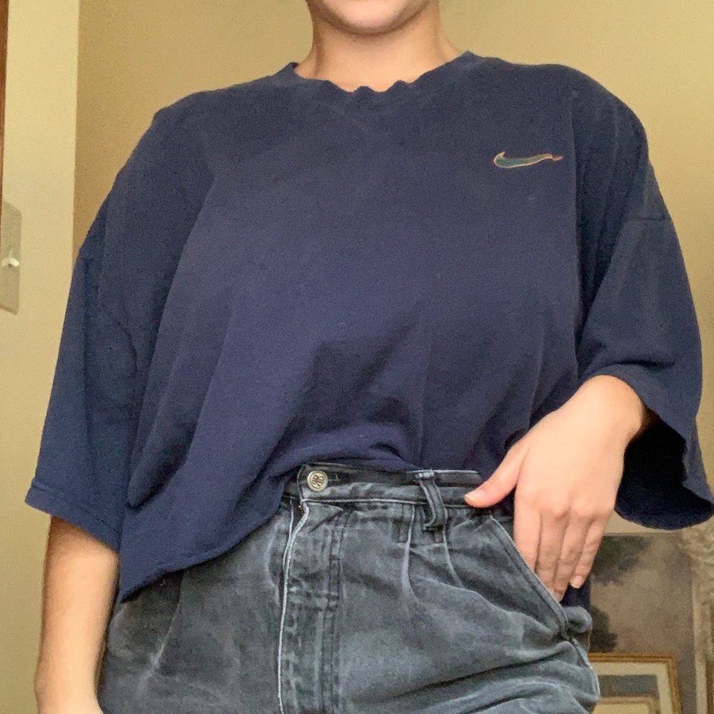 Cropped Nike shirt